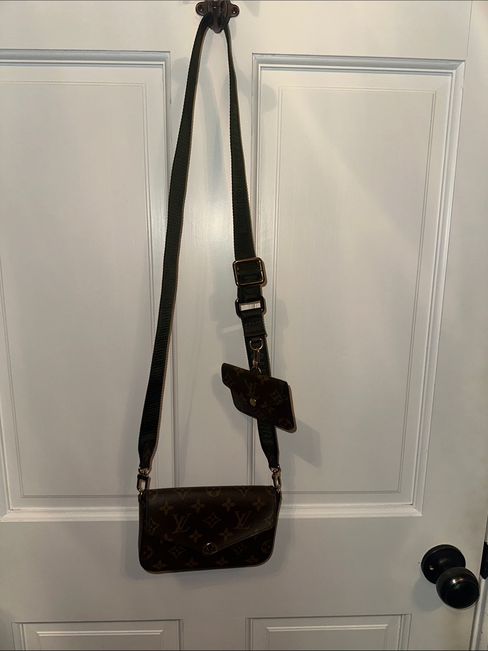 Auth. LV Felice On the Go crossbody w/ green guitar strap,detachable coin pouch - Picture 2 of 16